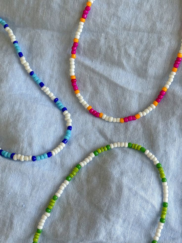 Beaded Bracelets And Necklaces, Jewelry Design Beads, Colorful Beaded Jewelry, Neckles Ideas, Winter Beaded Necklace, Beaded Bracelet Inspiration, Bead Necklaces Ideas, Necklace Ideas Beads, Cute Beaded Necklaces