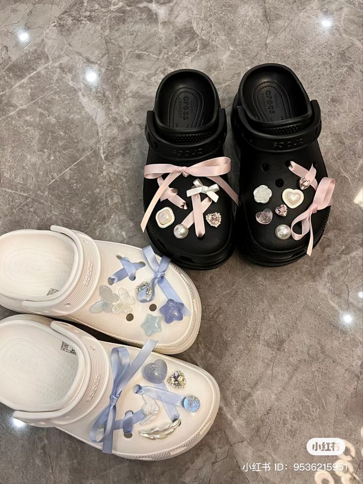 Cute Platform Crocs, Douyin Crocs, Coquette Crocs, Cute Croc Outfits, Cute Outfits With Crocs, Croc Aesthetic, Jibbitz Crocs Ideas, Croc Ideas, Ribbon Aesthetic