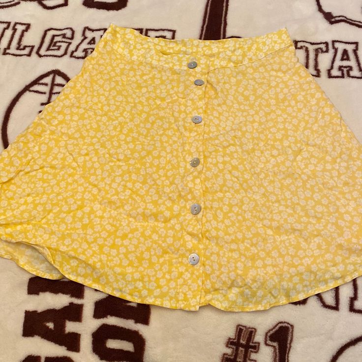 H&M Floral Yellow Skirt With Button Details Size 4 Juniors New With Tags *Juniors Sizes Run Smaller* Summer Mini Skirt With Button Closure, Summer Button-up Mini Skirt, Summer Mini Bottoms With Buttons, Summer Mini Skirt With Buttons, Button-up Mini Skirt For Summer, Summer Mini Skirt With Button Closure For Day Out, Summer Button-up Mini Skirt With Buttons, Casual Summer Mini Skirt With Button Closure, Spring Button-up Lined Skirt