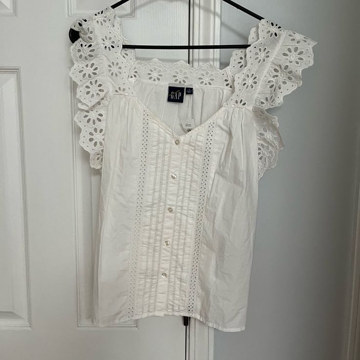 Nwt Size Small White Blouse With Detail Gap Summer Cami Tank Top, Gap Sleeveless Tank Top For Summer, Sleeveless Gap Tank Top For Summer, Gap Sleeveless Summer Camisole, Gap Cami Tops For Summer, Chic Sleeveless Tops By Gap, Chic Sleeveless Gap Tops, Sleeveless Gap Tops For Daywear, Spring Gap Cami Tops