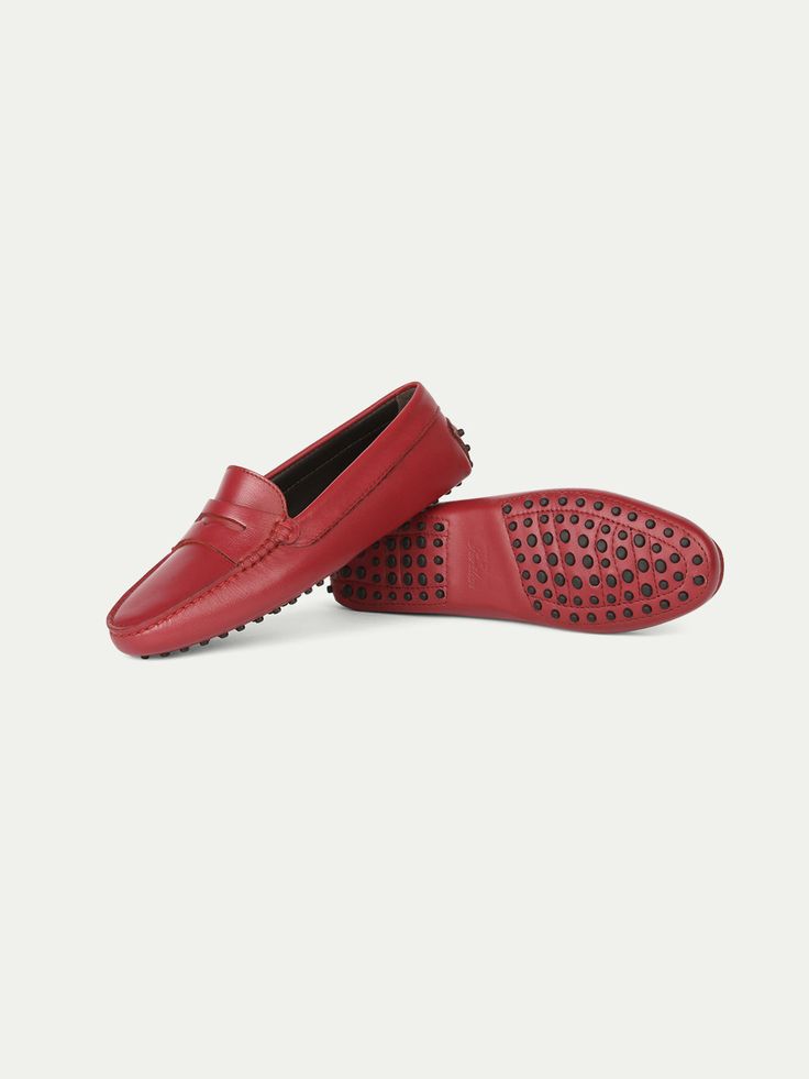 These Aurélien Moccasins Driving Shoes Portred for Women Size 6.5 symbolize Mediterranean style and ultimate comfort. A combination of traditional details and a contemporary twist. This model is made in  Leather. The  Shoes are made entirely by hand in Italy. For exclusive, luxurious and handmade Italian Shoes you've come to the right place at Aurélien! Shoes Leather Women, Womens Driving Loafers, Moccasins For Men, Driving Shoes Women, Moccasins Mens, Moccasins Shoes, Driving Loafers, Italian Shoes, Leather Moccasins