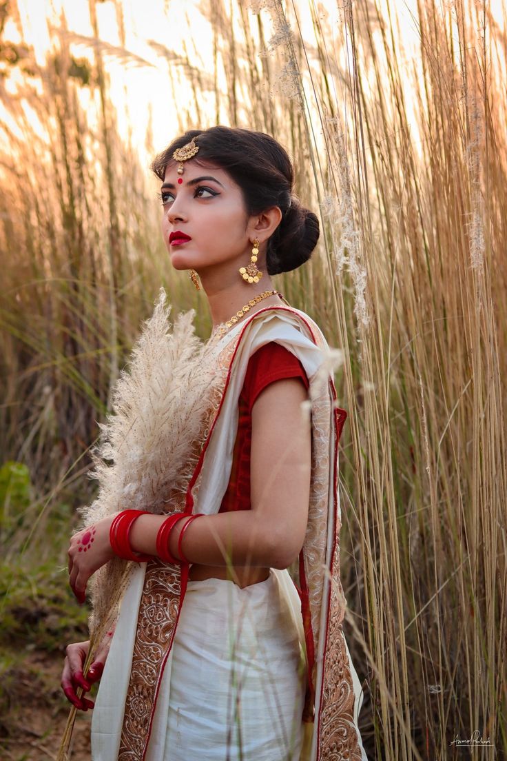 Bengali women photoshoot / durja puja shoot / kash flower or cough flower Durga Look Photoshoot, Bengali Durga Puja Look, Bengali Look Photoshoot, Bengali Look For Durga Puja, Durga Puja Saree Look, Durga Puja Photoshoot, Puja Photoshoot, Durga Puja Look, Durga Puja Aesthetic