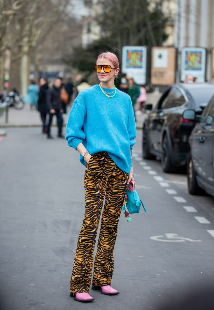 Pyjama Pants Outfit Street Styles, Pajama Pants Outfit, Retro Street Style, Colourful Dress, Paris Fashion Week Street Style, Style Steal, Travel Outfits, The Best Street Style, Street Style Paris