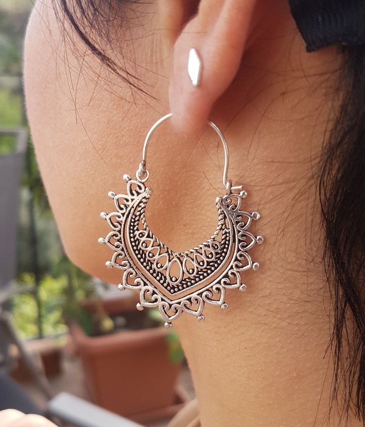 African geometric silver plated earrings SIZE: 48 mm x 38 mm. YOU CAN FIND SOME SIMILAR MODELS IN: https://www.etsy.com/es/listing/483419991/pendientes-tribal-espiral-brass-earrings?ref=shop_home_active_1&frs=1 https://www.etsy.com/es/listing/702446473/pendientes-bohemios-ethnic-earrings-gold?ref=shop_home_active_6&frs=1 https://www.etsy.com/es/listing/701692855/pendientes-tribales-gold-earrings-ethnic?ref=shop_home_active_7&frs=1 SHIPPING: I use certified mail for my shipments. You Handmade Adjustable Alloy Earrings, Handmade Alloy Dangle Earrings, Alloy Drop Hoop Earrings, Alloy Drop Earrings, Handmade Alloy Drop Earrings, Bohemian Metal Dangle Hoop Earrings, Bohemian Alloy Earrings For Festivals, Silver Hoop Earrings For Festivals With Intricate Design, Metal Hoop Jewelry With Intricate Design