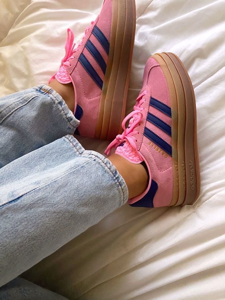 Adidas Gazelle Pink, Pink Gazelles, Adidas Gazelle Outfit, Looks Hippie, Adidas Gazelle Bold, Gazelle Bold, Tenis Vans, Bold Shoes, Preppy Shoes