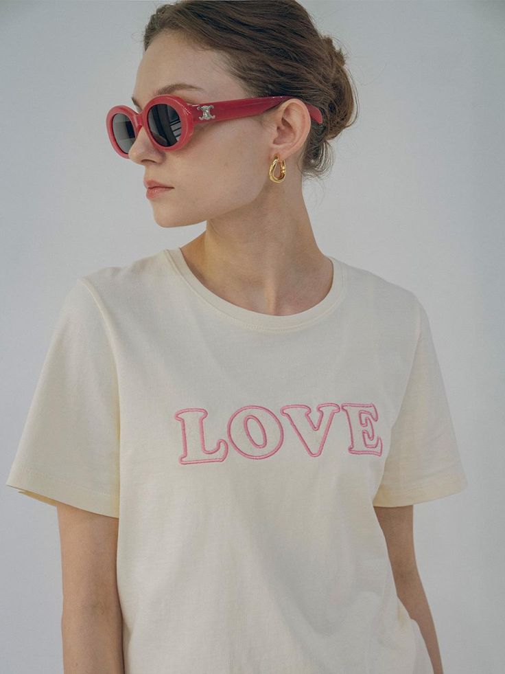 This is vanone atelier’s T-shirt is perfect for daily wear during hot summer days. It features the signature graphic of the brand in lace material, adding a colorful touch with vibrant threads. With its relaxed silhouette, it offers comfortable wear and can be easily styled with any bottoms for versatile looks. - Ideal for daily wear- Can be paired with different styles of bottoms to create various looks- A basic item that can be effortlessly styled with any outfit Pink T-shirt For Everyday Summer Wear, Casual Summer T-shirt With Embroidered Graphics, Summer Short Sleeve T-shirt With Embroidered Text, Pink T-shirt With Embroidered Text For Summer, Pink Embroidered T-shirt For Summer, Pink Tops With Embroidered Text For Summer, Pink Summer Top With Embroidered Text, Pink Top With Embroidered Text For Summer, Pink Embroidered Text T-shirt For Summer