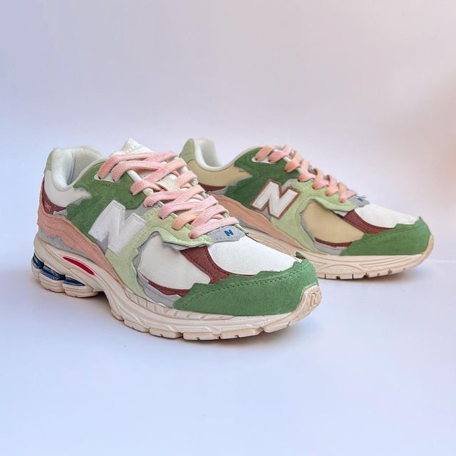 Unique Shoes Sneakers, Nb 2002r, Alt Shoes, Beige Sneakers, Pretty Shoes Sneakers, Unique Sneakers, French Luxury, Fresh Shoes, Shoe Inspo