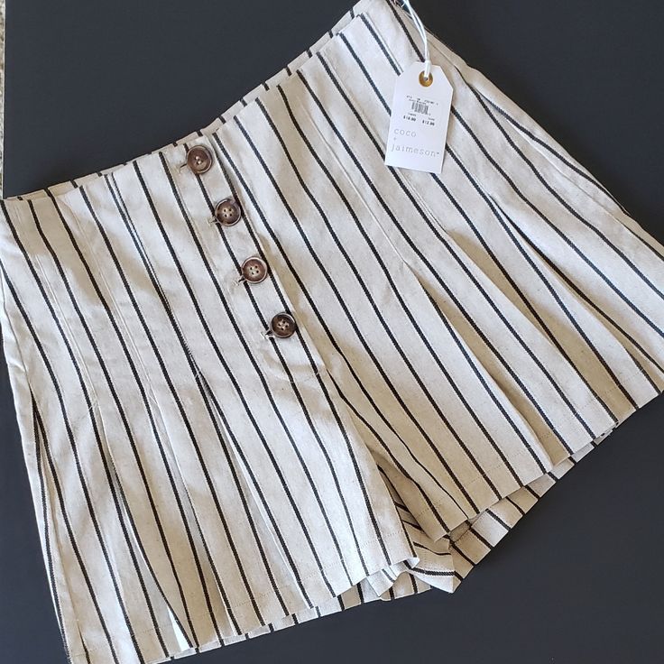 Nwt! Coco + Jameson Black & Khaki Color Pinstriped Pleated Shorts - Linen Blend - Size M Striped Shorts For Summer Day Out, Striped Cotton Summer Bottoms, Striped Summer Bottoms Short Length, Striped Short Summer Bottoms, Striped Summer Bottoms In Short Length, Striped Cotton Shorts For Day Out, Chic Vertical Striped Shorts For Summer, Chic Striped Spring Shorts, Striped High Waist Shorts For Summer