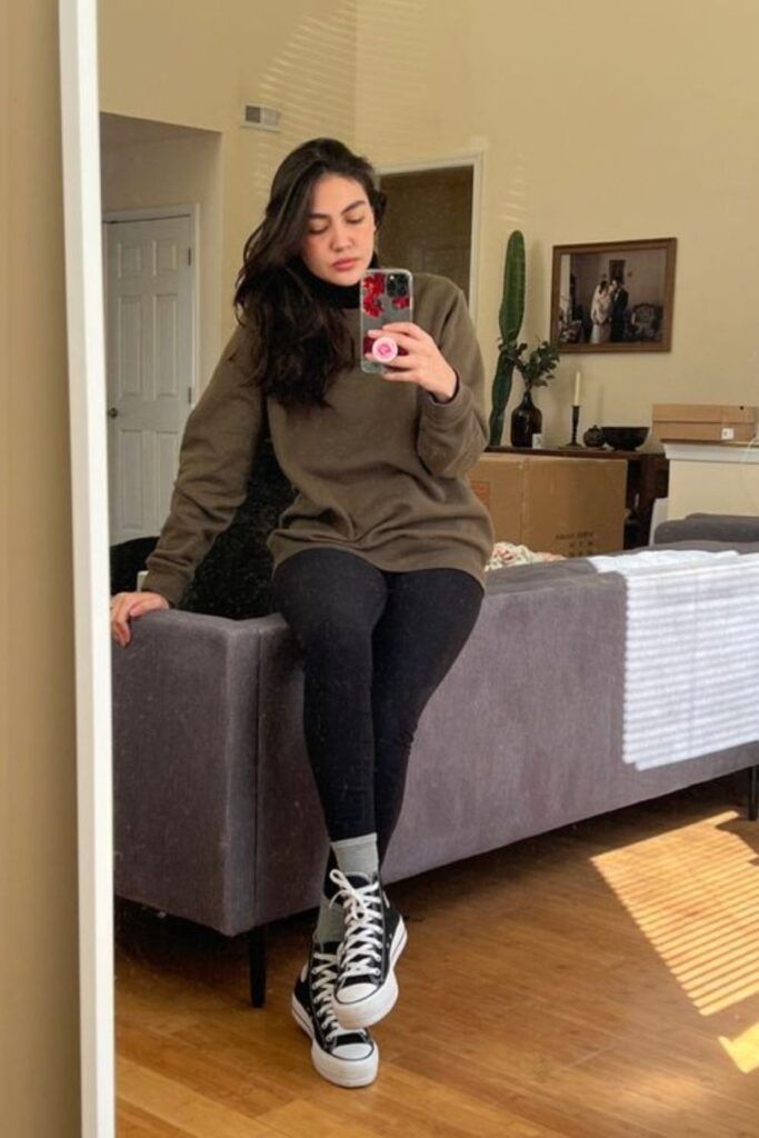 Black Leggings Outfit With Converse, Black Leggings Outfit College, Converse With Socks And Leggings, Cute Outfits With Crewneck Sweatshirts, How To Style Platform Converse Winter, White Socks And Converse, Black And White High Top Converse Outfit, Converse And Crew Socks Outfit, Black Converse Outfit Comfy