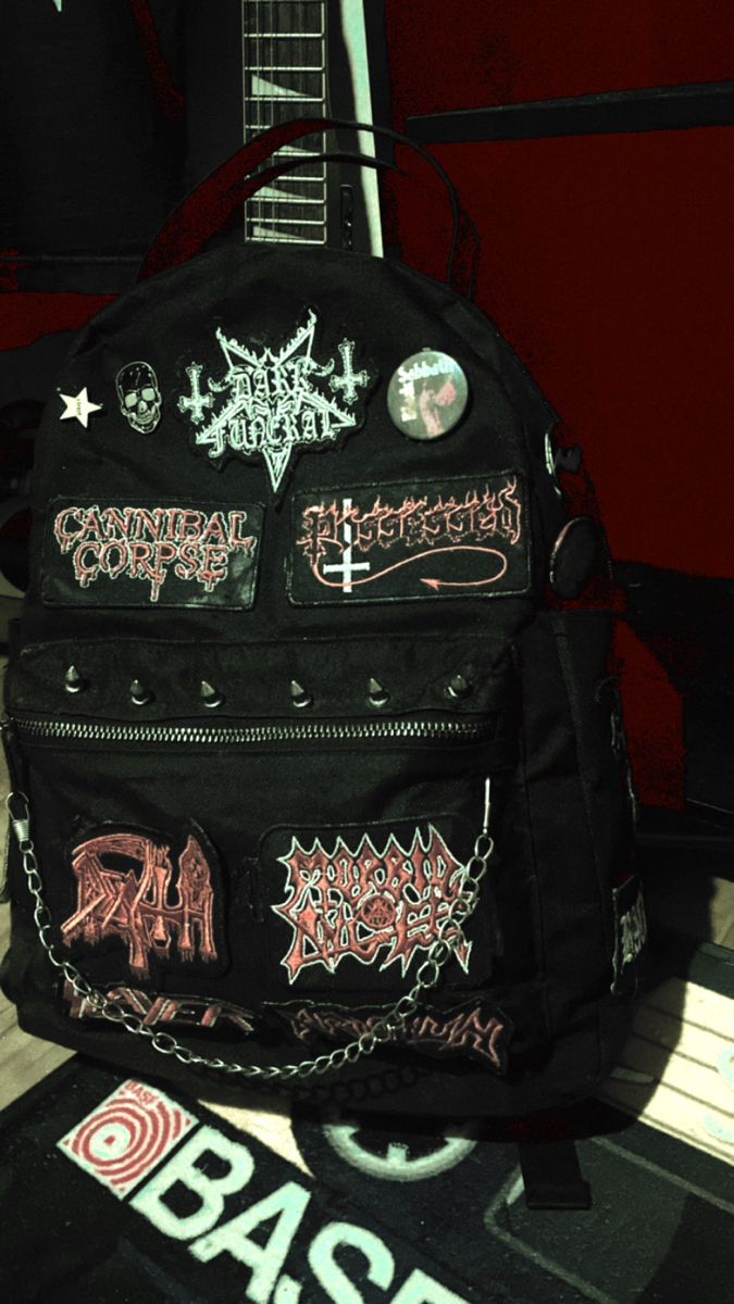 Goth Backpack Diy, Backpack Patches Ideas, Upcycle Backpack, Battle Backpack, Metalhead Backpack, Alt Backpack, Emo Backpack, Emo Bag, Diy Backpack Decoration