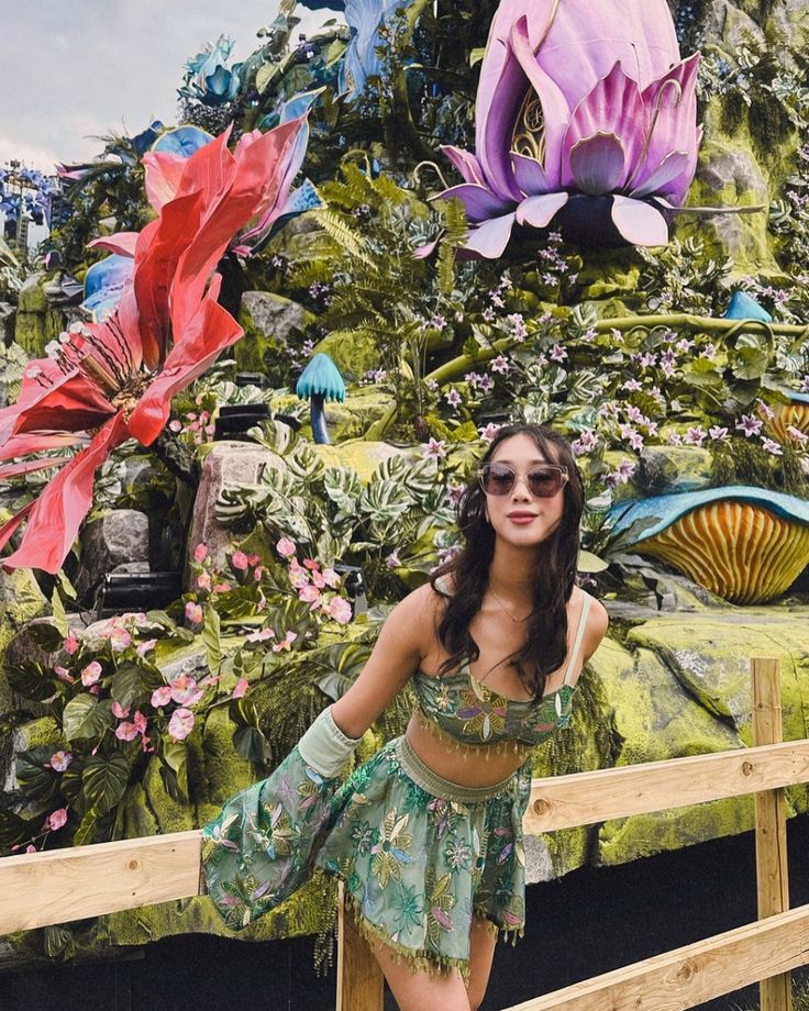 Looks do público day 3 no @tomorrowland ✨ Qual o seu favorito? 1, 2, 3, 4, 5, 6, 7, 8, 9 ou 10? Mais looks nos stories 💖 A edição de 20 anos do festival entregou tudo!!! Principalmente o público com Looks incríveis!!! Agora vem a nossa edição @tomorrowlandbrasil 😍 Estou ansiosa para viver mais uma experiência incrível nesse festival mágico, e ver o looks de vocês ✨ #tomorrowland #tomorrowlandbelgium #festivalstyle #raveoutfit #tomorrowland2024 #day3 #edmgirls #ravegirls #glitter #tomorro... Tomorrow Land, Edm Festival Outfit, Edm Girls, Edm Festival, Festival Outfits, 1 2 3, Lookbook, Glitter, Festival