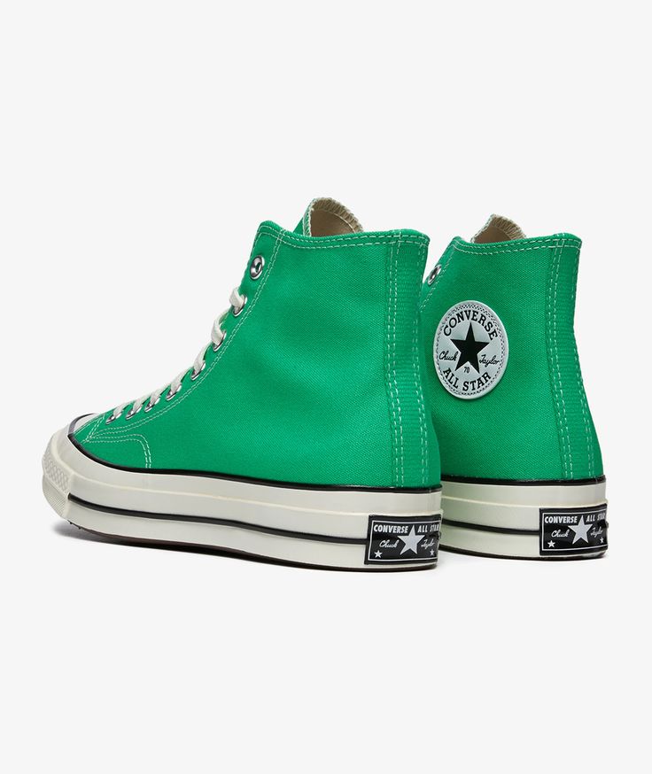 Born in the heart of American sneaker culture, Converse has been a beacon of creativity and individuality since 1908. With roots firmly planted in delivering designs that challenge the norm, Converse continues to inspire a fearless generation of trendsetters.Step into the charisma of the Converse Chuck Taylor All Star with the Chuck 70 HI in the vibrant verde color, perfect for Fall/Winter 2024. A staple in the world of classic and retro sneakers, the Chuck Taylor model is celebrated for its tim Robin Hood Halloween Costume, Green Converse High Tops, Baskets Converse, Converse High Top, Sneaker Culture, Basketball History, Green Converse, Converse Chuck 70, Fall Winter 2024