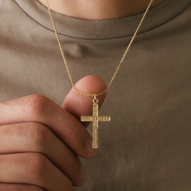 Mens Gold Jewelry, Chic Necklace, Mens Chain Necklace, Gold Cross Pendant, Boyfriend Anniversary Gifts, Textured Design, Solid Gold Jewelry, Mens Gold, Gold Cross