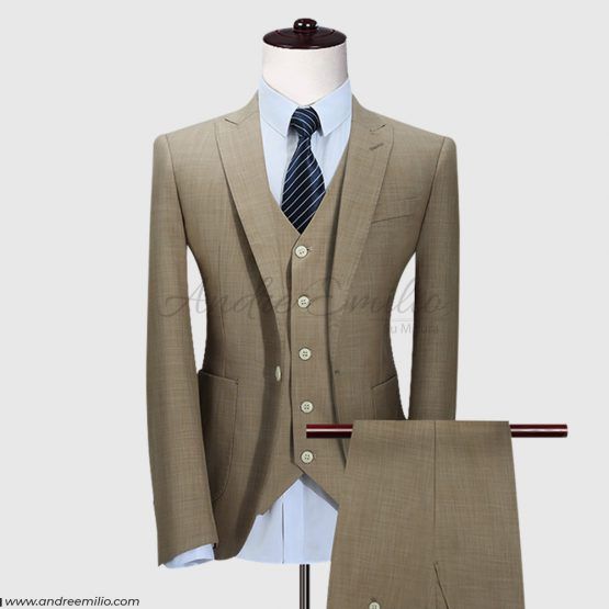 The suit presents Andre Emilio style with a touch that is both elegant and dynamic. Classic Beige Set With Suit Collar, Classic Beige Sets With Suit Collar, Tailored Beige Semi-formal Set, Tailored Beige Set For Semi-formal Occasions, Tailored Beige Sets For Semi-formal Occasions, Classic Beige Semi-formal Sets, Classic Beige Single-breasted Set, Beige Business Suit With Collar, Beige Tailored Notch Lapel Sets