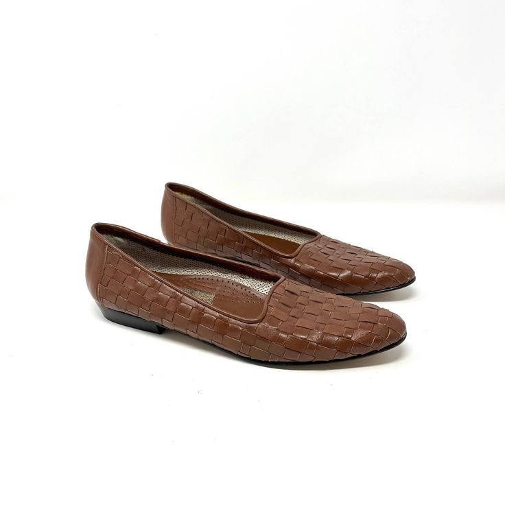 vintage item from 1980s Flat Brown woven shoes, 3/4" heel, made in Italy.  condition * in excellent condition.  material * leather size * 8.5 AA measurements * length of footbed 9.75" width 2.75" 🎈New items are added every Sunday.  H1 Vintage Brown Almond Toe Flats, Vintage Flat Loafers For Fall, Vintage Closed Toe Flats, Formal Woven Leather Flats With Round Toe, Vintage Brown Pointed Toe Loafers, Vintage Flat Loafers, Brown Pointed Toe Flats With Woven Sole, Italy Shoes, Flat Loafers