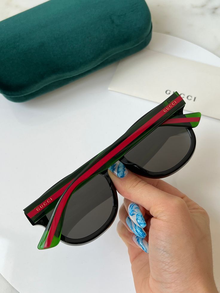 Nuevas gafas de sol Gucci GG0003SN 006 en negro.
 Gafas de sol cuadradas redondeadas unisex en color negro.
 Patas a rayas rojas/verdes con Gucci escrito en las sienes.

 Lente polarizada gris oscuro.
 100% protegido contra los rayos UVA/UVB.
 Medidas 52-21-145. Unisexo.




 Llega en estuche Gucci, tela, bolsa de satén y tarjeta de autenticidad.
 Hecho en Italia.

 Precio de venta al público $420. Gucci Green Sunglasses With Mirrored Lenses, Gucci Green Polarized Sunglasses, Gucci Casual Sunglasses With Mirrored Lenses, Casual Gucci Sunglasses With Mirrored Lenses, Casual Gucci Sunglasses With Gradient Lenses, Gucci Casual Green Sunglasses, Casual Green Gucci Sunglasses, Gucci Green Sunglasses With Uv Protection, Gucci Casual Polarized Sunglasses