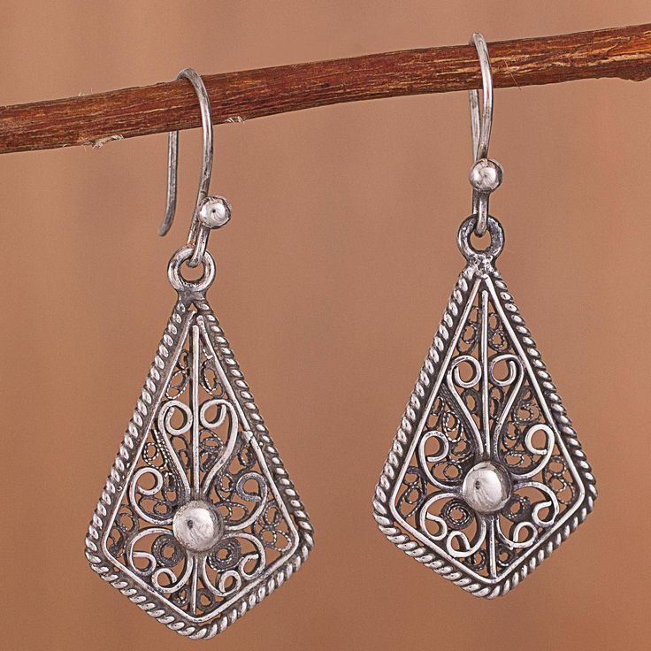 These exquisite dangle earrings showcase the delicate and intricate beauty of filigree. Peruvian artisan Alfredo Inga handcrafts these sterling silver earrings in a kite shape with a rope motif border and filigree scrolls connecting to a bead at the center. The earrings are oxidized to give them an antiqued look. Filigree Hoop Earrings, Filigree Jewelry, Mens Silver Necklace, David Yurman Jewelry, Filigree Earrings, Knot Earrings, Work Jewelry, Sterling Silver Filigree, Antique Earrings