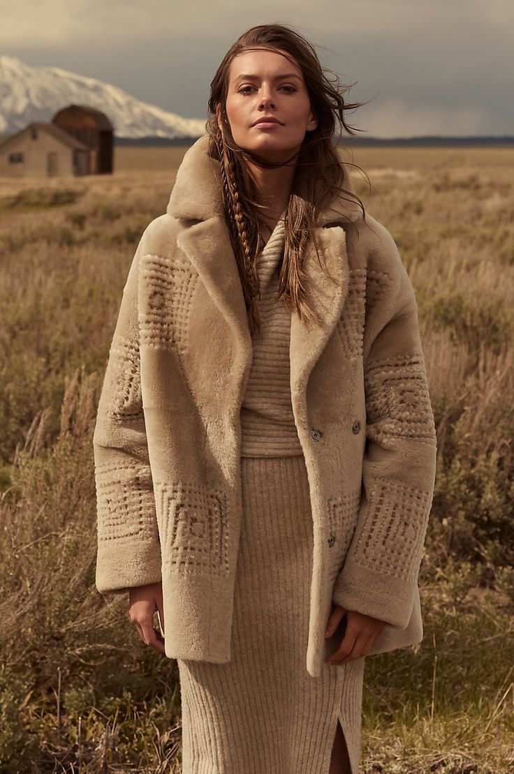 Wool Coats, Sheepskin Coat, Mode Boho, Mode Chic, Collared Coat, Shearling Coat, Foto Inspiration, Women's Coats, Winter Looks