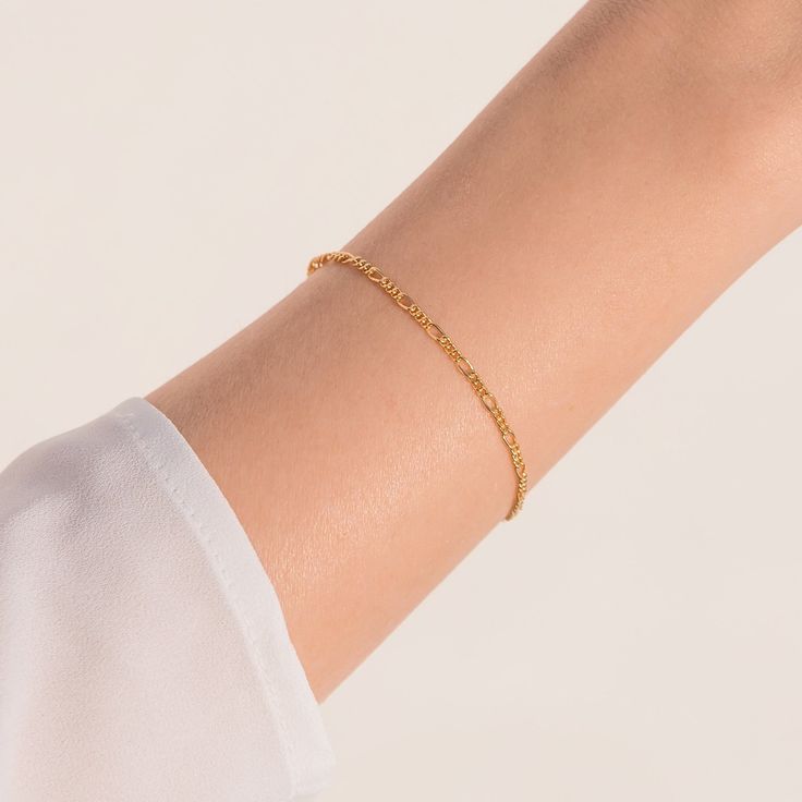 Figaro Chain Bracelet – Heart Made of Gold Gold Figaro Chain, Figaro Bracelet, Paperclip Bracelet, Figaro Chains, Figaro Chain, Silver Plated Jewelry, Huggie Earrings, Gold Filled Jewelry, Heart Bracelet