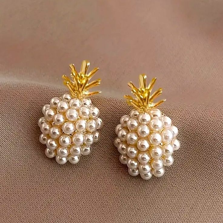 0034 Brand New Gold 14k Plated Stud Earring Comes In A Little Gift Box Like The Item? Make An Offer Same Day Shipping Happy Shopping White Flower Earring, Gold Chanel, Orange Earrings, Kate Spade Earrings, Heart Shaped Earrings, Filigree Earrings, Star Earrings Stud, Stud Jewelry, Long Dangle Earrings