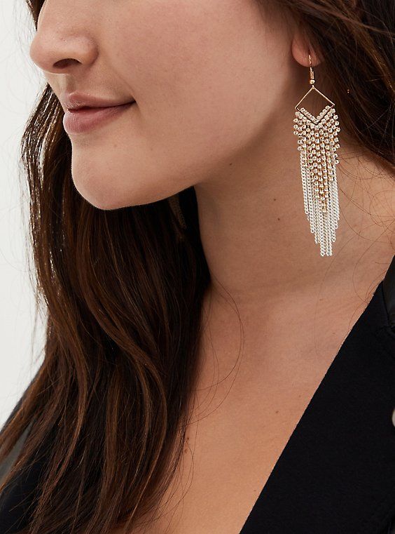 These earrings use gold tones, glittering stones, and white metal chains to create a jazzy fringe look reminiscent of the Art Deco era. French hook. Base metal. Imported. The best plus size women's white gold fringe earrings in gold. Torrid is your destination for cozy fall and winter clothes to keep you warm and comfortable. White Fringe Earrings, Jewelry Necklace Simple, Gold Fringe, Soldering Jewelry, Beaded Earrings Patterns, Jewelry Fashion Trends, Earrings Inspiration, Handmade Beaded Jewelry, Jewelry Design Necklace