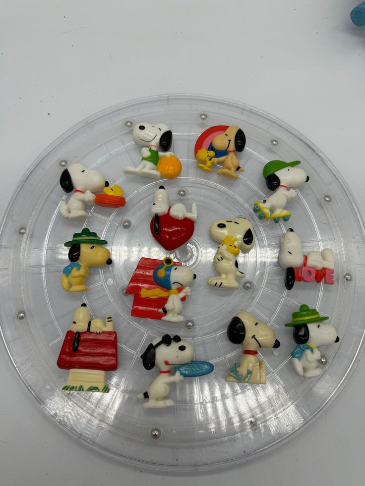 there are many small figurines on the plastic plate