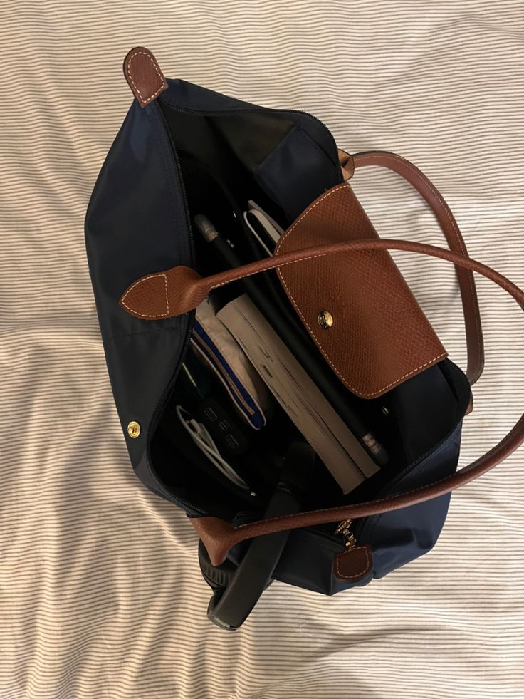 Handbags For University, Longchamp College Bag, La Pilage Longchamp, Bags To University, Study Bag Aesthetic, Longchamp Aesthetic Bag, Longchamp School Bag Aesthetic, Le Pilage Longchamp, Bags For Sixth Form