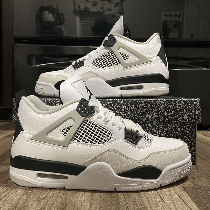 My Friend Gifted Me These Worn Them Twice Basically Brand New Jordan 4 All Colors, Jordans 4s Retro, Jordans For Men Sneakers, Jordans For Women Aesthetic, Jordan Aesthetic Shoes, Nike Girl Shoes, Cute Jordans Shoes, Jordans Shoes Aesthetic, Shoe Wishlist Women