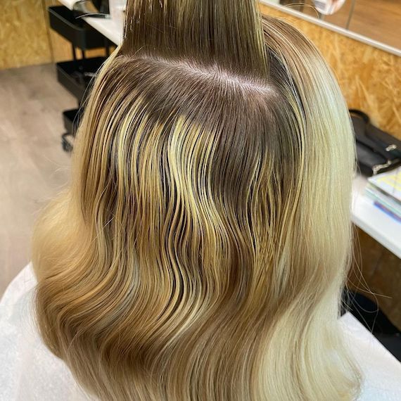 So werdet ihr Gelbstich im Haar los | Wella Professionals Yellow To Ash Blonde Hair, Tone Blonde Hair Darker, Toning Blonde Hair Darker, Wella Blonde Toner, Toner For Yellow Hair, Tone Yellow Hair, Highlights On Blonde Hair, Toning Bleached Hair, Toning Blonde Hair