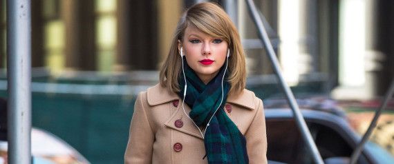 Taylor Swift Looks Casually Chic In NYC Taylor Swift Short Hair, Taylor Swift Haircut, Taylor Swift Street Style, Wearing Headphones, Style Parisienne, Hair Styles 2014, Taylor Swift Hair, Spring Hairstyles, Inspirational Celebrities