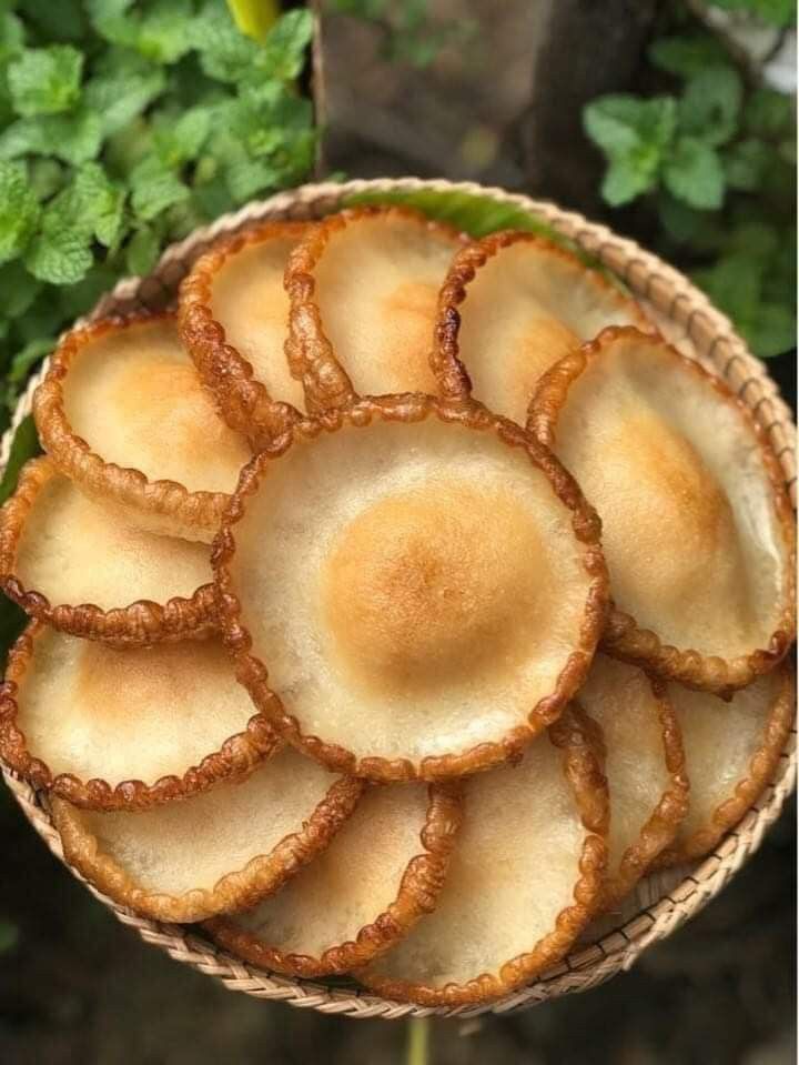 some kind of food that is in a basket