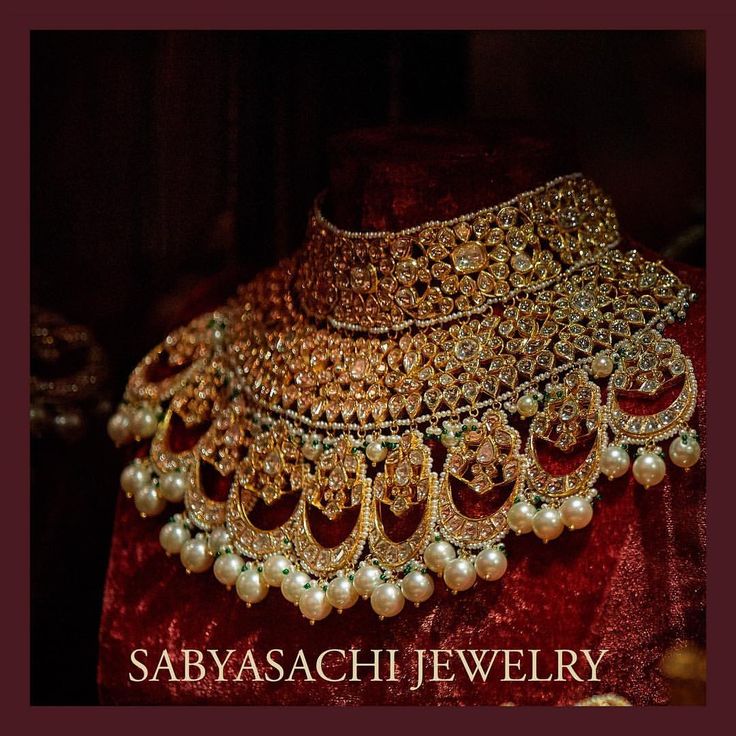 Sabyasachi Wedding, Diamond Jewellery Designs, Marriage Jewellery, Sabyasachi Bridal, Miranda Priestly, Sabyasachi Lehenga, Shoulder Jewelry, Gold Pearl Jewelry, Gold Jewelry Outfits