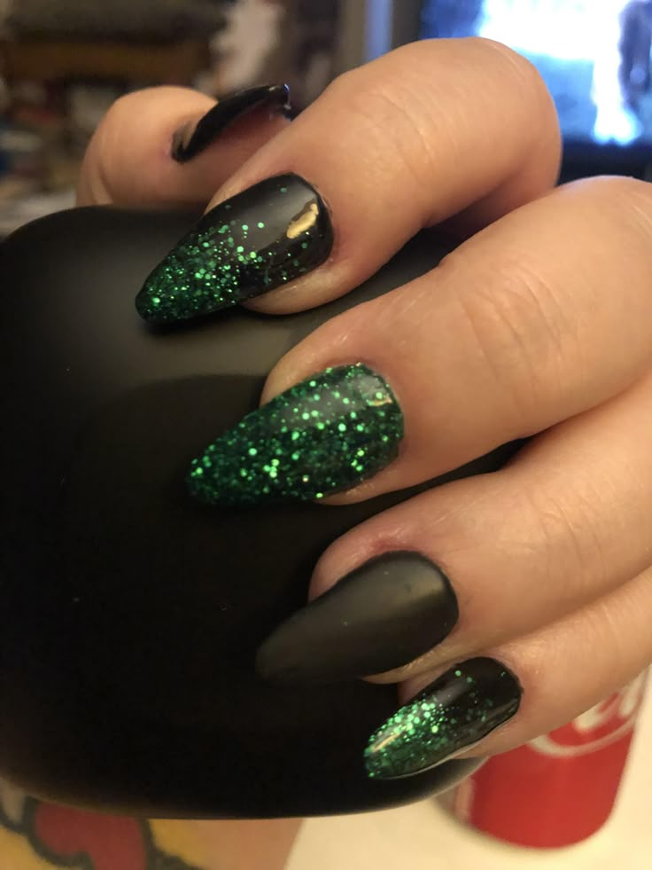 Wicked The Movie Nails, Sarah Sanderson Nails, Wicked The Musical Nails, Emerald Green Halloween Nails, Black Nails With Green Glitter, Wicked Witch Nails, Dark Spooky Nails, Wicked Themed Nails, Wicked Musical Nails