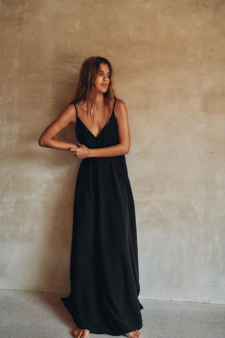 FLOWY VOLUMINOUS DRESS Flowing Black Dress, Black Sundress Aesthetic, Moody Beach Family Photos, Black Silk Dress Aesthetic, Earrings With Black Dress, Long Flowy Dress Casual, Casual Long Black Dress, Bohemian Formal Dress, Black Long Dress Outfit