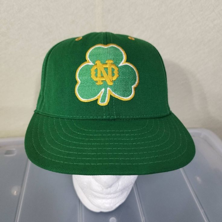 Size : One size fits all  Condition : Very good  Colour : Green  Wool/Acrylic Made in USA Vintage Notre Dame, Outdoor Streetwear, Baseball Snapback, Hat Baseball, Green Wool, Retro Stil, Style Retro, Trucker Cap, Hat Fashion