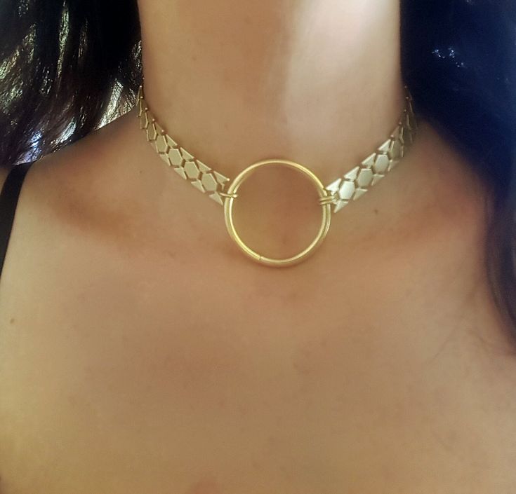 "♦ A beautiful choker necklace, made of metal gold-plated brass in a very high quality with a hoop pendant in its center. SIZA: length 11.8 \" (30 cm) up to 15.8\" ( 40 cm) wide chain 0.47 \" ( 1.2 cm) ♦ This piece of jewelry is perfect as a gift for yourself, for a wedding day, Valentine's day or a birthday. ♦ The jewel will be sent by registered mail (to some countries also includes a tracking number), more information in the F&Q. ♦ My Etsy Shop: http://etsy.me/2rdJm27 Thank you for your i Gold Cleopatra, Cleopatra Style, Hoop Necklace, O Ring Choker, Day Collar, Beautiful Chokers, Choker Gold, Gold Choker Necklace, Gold Choker