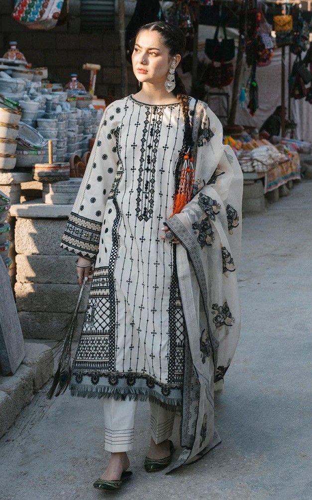 Pengantin India, Dress Traditional, Pakistani Fashion Casual, Pakistani Dresses Casual, Pakistani Fashion Party Wear, Beautiful Pakistani Dresses, Lawn Dress, Salwar Kamiz, Sleeves Designs For Dresses