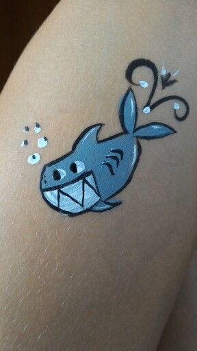 Face Painting Shark Easy, Hawaiian Face Paint Easy, Small Easy Face Painting Ideas, Simple Body Painting, Shark Face Paint, Easy Face Painting Designs, Luau Dance, Diy Face Paint, Cool Face Paint