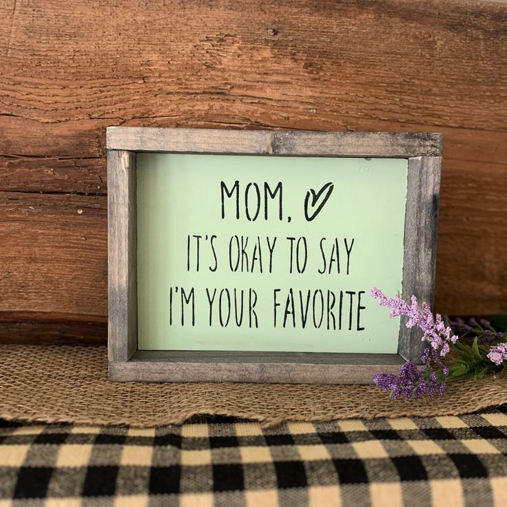 a sign that says mom it's okay to say i'm your favorite