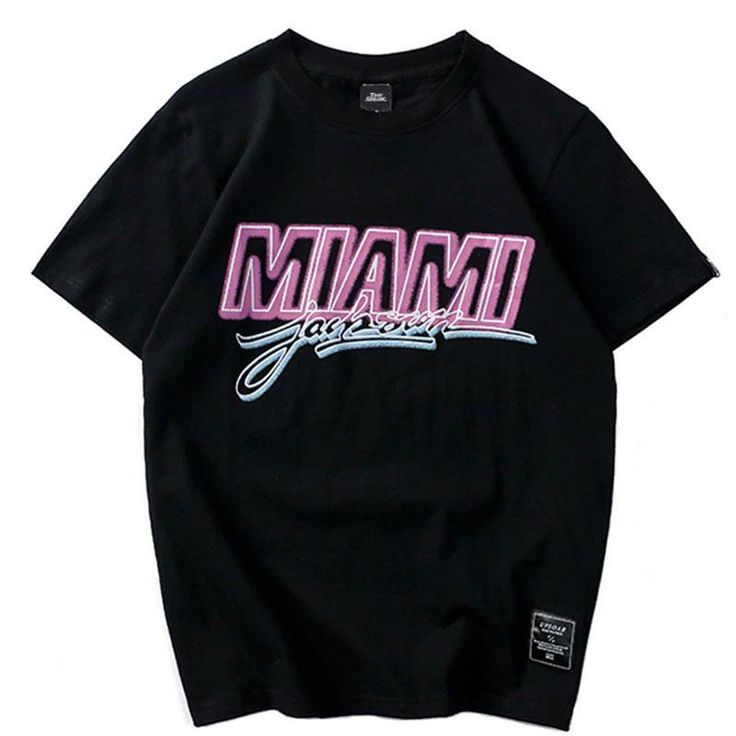 "Miami" T-Shirt For about a century, the t-shirt has managed to take over our wardrobes and is easily integrated into our summer or winter looks. What makes it so timeless is its practicality and ease of wear. For an even more trendy style, we propose this "Miami" model, a resolutely modern top in the streetwear style. This t-shirt is suitable for both men and women. No more need for these ladies to run to the men's department to find a piece that stands out. This model is available in several s New Retro Wave, Oversized Streetwear, Pink Letter, Fashion White, Tee Shirt Homme, Street Outfit, Style Streetwear, Men T Shirt, Streetwear Women