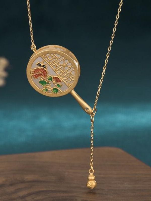 Style: Chinese Traditional Type: Necklaces Material: Enamel Gender: Female Weight: 60 gram #necklace #enamel #Chinesefan #jade Enamel Round Pendant Necklace, Round Enamel Necklace With Adjustable Chain, Engrave Necklace, Necklaces To Make, Chinese Fan, Fan Necklace, Forest Girl, Chinese Traditional, Necklace Online