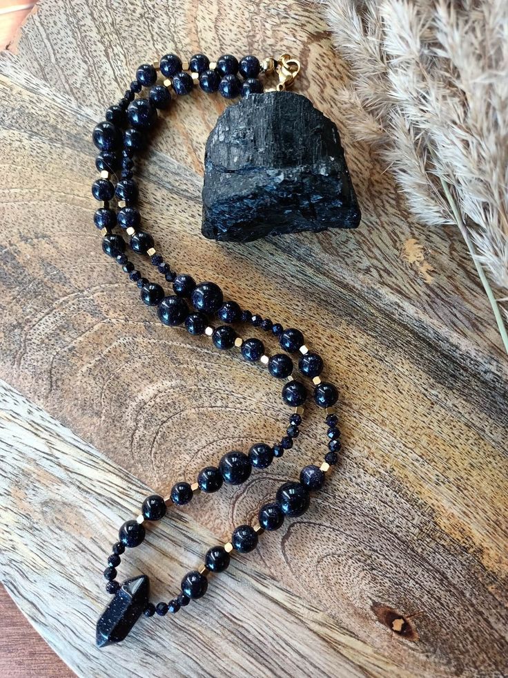 Naszyjnik wykonany ręcznie z kamieniem naturalnym noc kairu. Chroni przed negatywną złą energią i pomówieniami. Dodaje energii i przynosi szczęście. Spiritual Obsidian Beaded Jewelry, Obsidian Beaded Jewelry For Healing, Bohemian Obsidian Jewelry With Natural Stones, Onyx Beaded Jewelry For Meditation, Elegant Adjustable Necklace With Raw Stone, Bohemian Onyx Gemstone Necklace, Spiritual Onyx Natural Stone Necklace, Onyx Necklaces With Natural Stones For Healing, Elegant Onyx Beaded Necklace For Healing