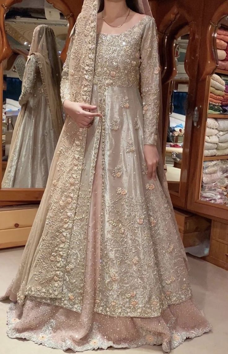 Dresses 70s, Walima Dress, Red Bridal Dress, Shadi Dresses, Desi Wedding Dresses, Asian Bridal Dresses, Latest Bridal Dresses, Bridal Dresses Pakistan, 2000 Fashion