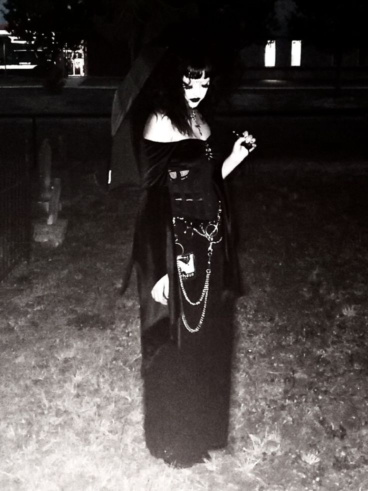 Trad Goth Pfp, Gothic Icon, Trad Goth Outfits, Outfits Goth, Goth Pfp, Goth Outfit Inspo, Traditional Goth, Goth Fits, Gothic Fashion Women