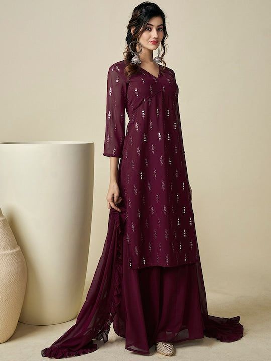 Burgundy embroidered Kurta with Palazzos with dupattaKurta design:Ethnic motifs embroideredA-line shapeRegular styleV-neck, three-quarter regular sleevesNa pockets sequinned detailKnee length length with straight hemGeorgette machine weave fabricPalazzos design:Solid PalazzosPartially elasticated waistbandSlip-on closure Western Kurtis, Ethnic Motifs, Salwar Kameez Online, Dress Design Sketches, Blouse Sale, Net Dupatta, Teal And Pink, Teal And Gold, Kurta Designs