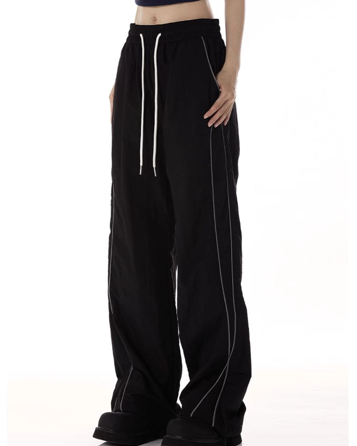 Track pants with a side line.

The loose silhouette makes it easy to wear.

A must-have item that has a loose yet fashionable feel and is perfect for a clean look.
◾️Model
Height/Weight：166cm(65.3in)/44kg(97.0lb)
Fitting Size：L
◾️Material
polyester  100%




Cm(inches)
Length
Waist
Hip


M
100(39.3)
68(26.7)
110(43.3)


L
102(40.1)
72(28.3)
114(44.8)


XL
104(40.9)
76(29.9)
118(46.4)


2XL
106(41.7)
80(31.5)
122(48) Baggy Wide-leg Pants With Contrast Stitching, Summer Wide Leg Bottoms With Contrast Stitching, Casual Wide-leg Pants With Seam Detailing, Summer Bottoms With Contrast Stitching And Relaxed Fit, Spring Wide-leg Bottoms With Contrast Stitching, Casual Full-length Pants With Contrast Stitching, Casual Long Pants With Contrast Stitching, Streetwear Wide Leg Bottoms With Elastic Side Panels, Casual Bottoms With Seam Detailing