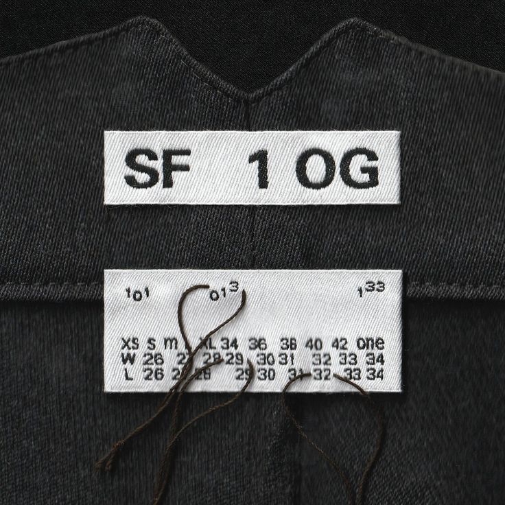 the label shows that there is no sewing thread on the top of the shirt, but it's still attached to the bottom of the jacket