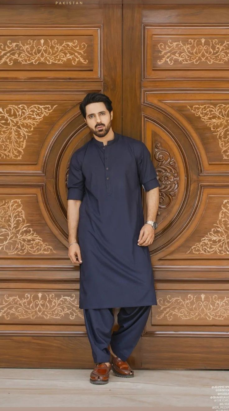 Khan Dress Kurta For Men, Pakistani Kurta Designs For Men, Pakistani Pathani Suit For Men, Gents Dress, Pakistani Kurta Designs, Muslim Men Clothing, Pathani For Men, Niqabi Girl, Fawad Khan