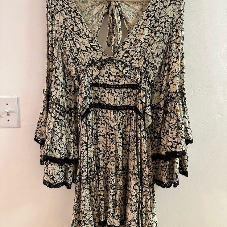 Nwt Free People Boho Floral Short Dress With Open Back And Bell Sleeves - Size Xs - Black And White Flowy Rayon Dress With Lace Trim, Black Boho Print Spring Dress, Black Boho Print V-neck Dress, Black Bohemian Mini Dress With Floral Print, Bohemian Black Mini Dress With Floral Print, Black Boho Dress With Boho Print For Spring, Black Boho Dress With Print For Spring, Bohemian Black Mini Dress, Bohemian Flowy Lace Mini Dress