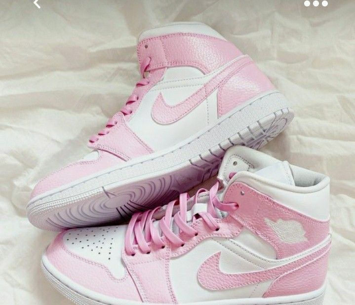 Pink Shoes Aesthetic, Rosa Jordans, 4 Jordans, Air Jordan 4 Fire Red, Retro 4 Jordans, Jordan 4 Fire Red, Pink Jordans, Pink Nike Shoes, Pretty Sneakers